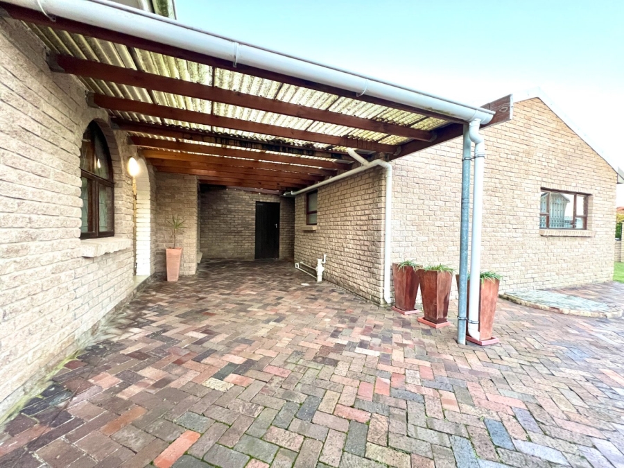4 Bedroom Property for Sale in Walmer Downs Eastern Cape